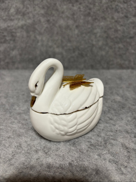 Holland Mold Other - VINTAGE LEFTON BONE CHINA SWAN WHITE TRINKET BOX GOLD BUTTERFLY TRIM 1987 05986